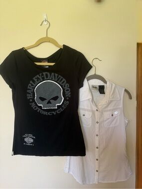 Harley-Davidson White Shirt with Silver Logo Snap and Black scull T-shirt